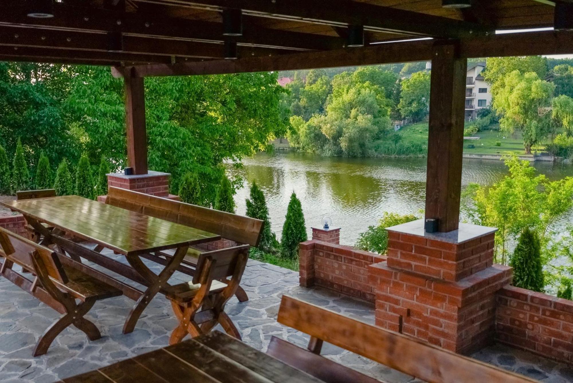 Madison Lake Villa Balotesti Exterior photo