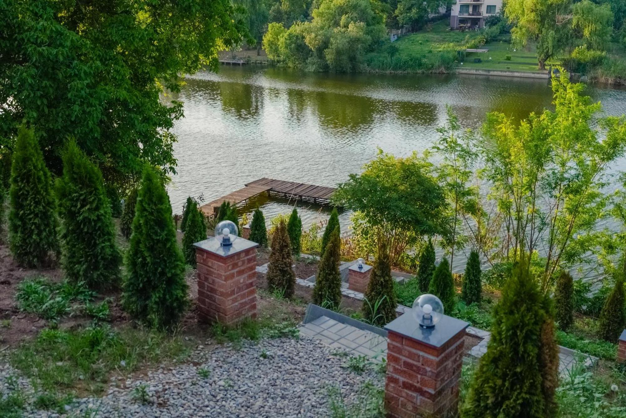 Madison Lake Villa Balotesti Exterior photo